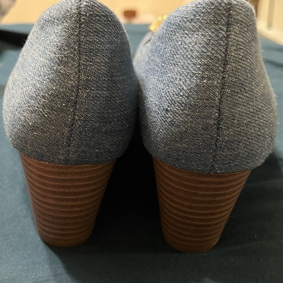 Anne Klein Women’s Sadie Wedge Pump Shoes 7.5M Blue Denim Chain Buckle Round Toe - Picture 4 of 9